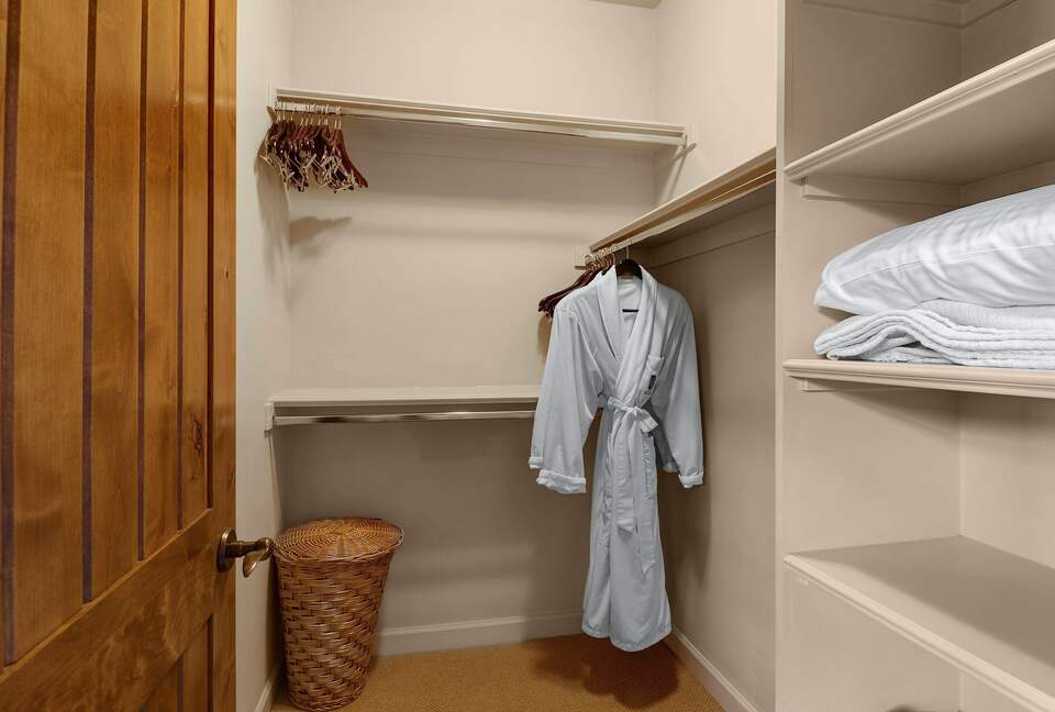 Home exchange in Scottsdale AZ, second master bedroom walk-in closet