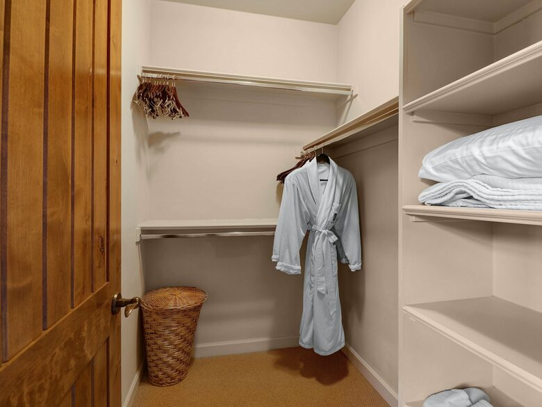 Home exchange in Scottsdale AZ, second master bedroom walk-in closet
