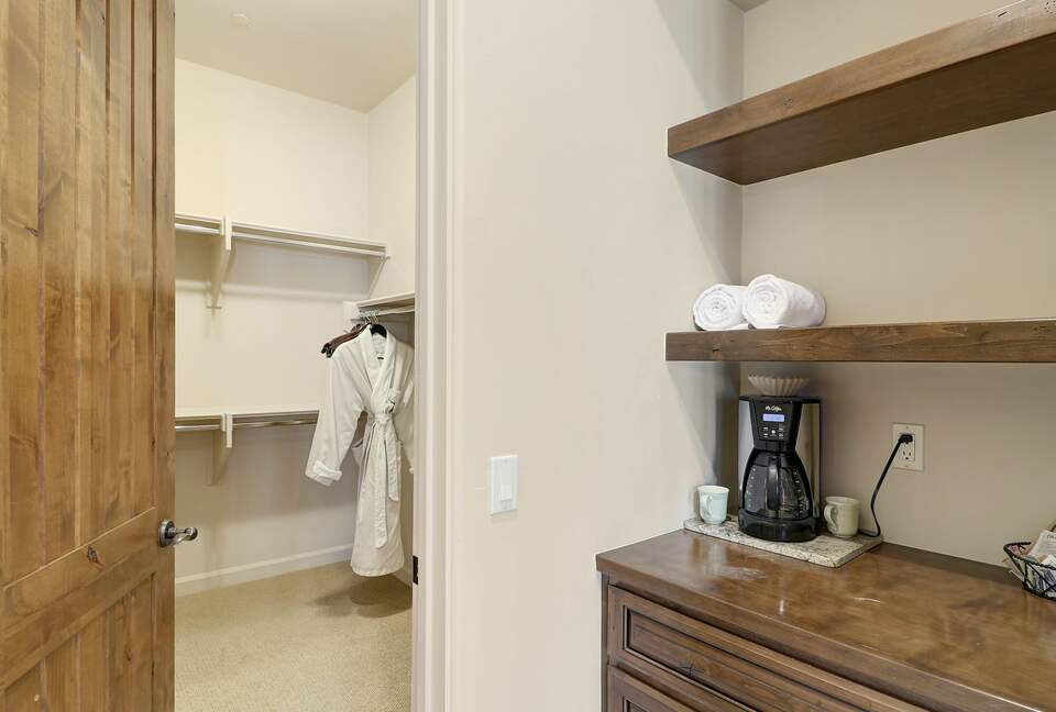 Home exchange in Scottsdale AZ, master bedroom walk-in closet