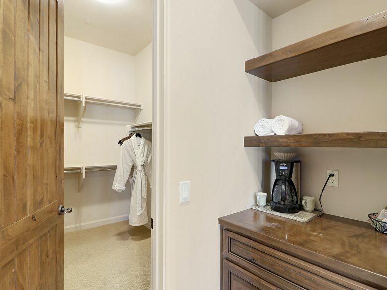 Home exchange in Scottsdale AZ, master bedroom walk-in closet