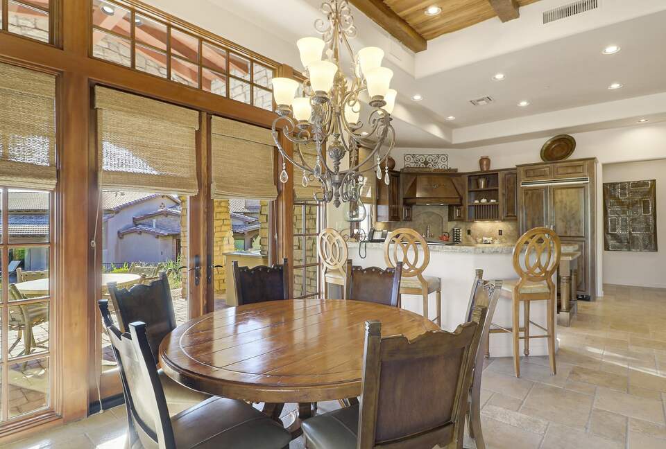 Home exchange in Scottsdale AZ, round dining table that seats 6