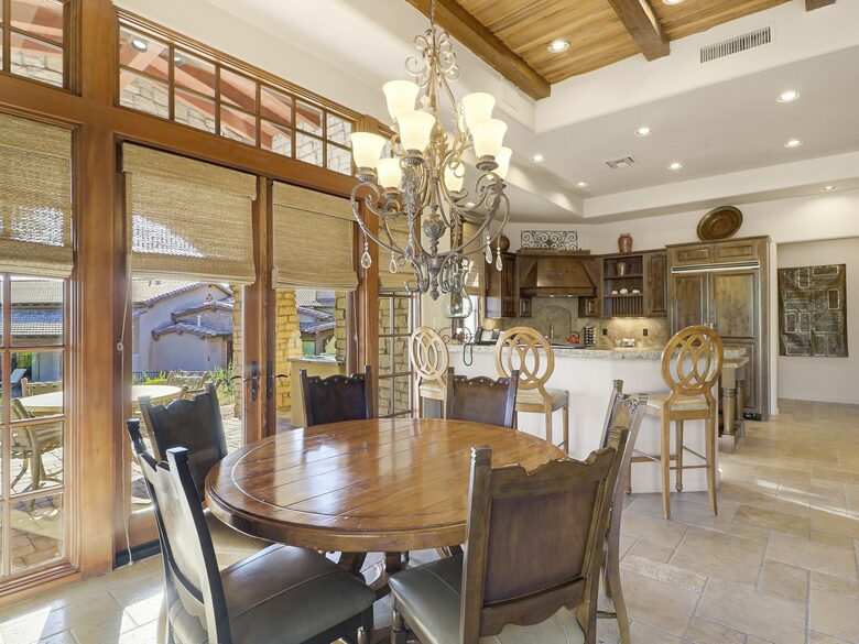 Home exchange in Scottsdale AZ, round dining table that seats 6