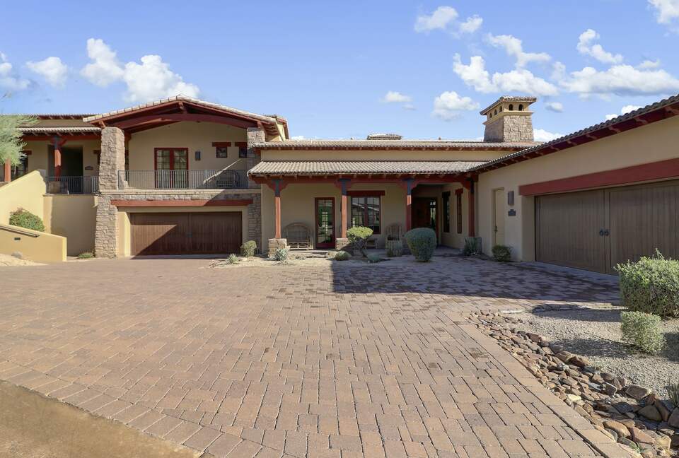 Home exchange in Scottsdale AZ with garage and brick driveway
