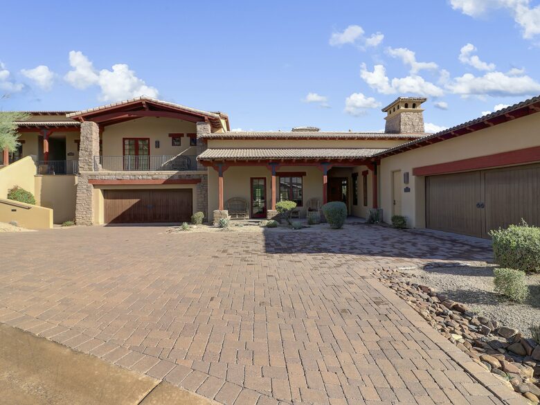 Home exchange in Scottsdale AZ with garage and brick driveway
