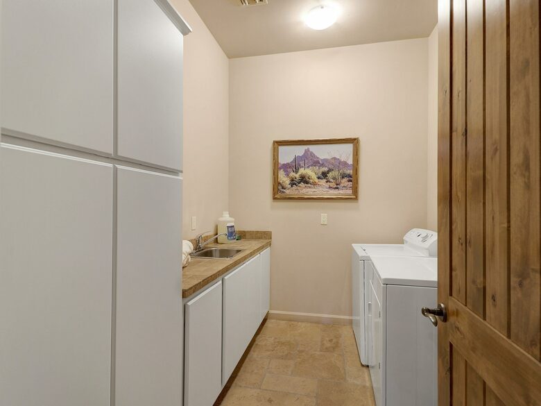 Home exchange in Scottsdale AZ, laundry room with washer/dryer