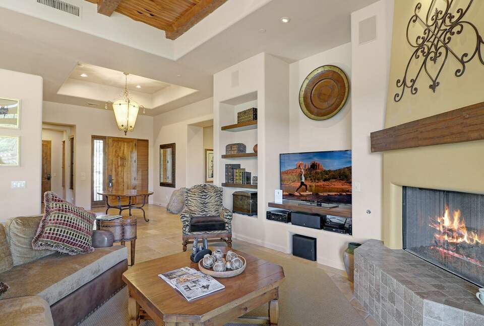 Home exchange in Scottsdale AZ, living room with fireplace & TV