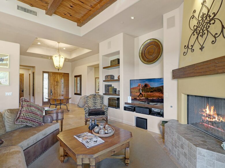 Home exchange in Scottsdale AZ, living room with fireplace & TV