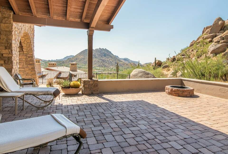 Home exchange in Scottsdale AZ, outdoor terrace with lounge chairs