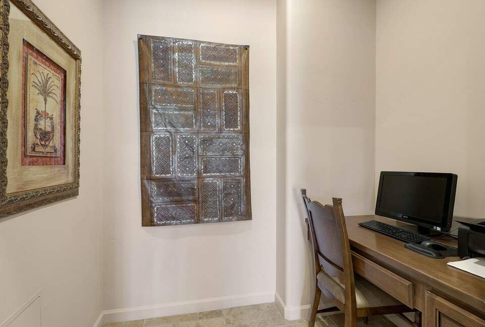 Home exchange in Scottsdale AZ, small computer desk in kitchen