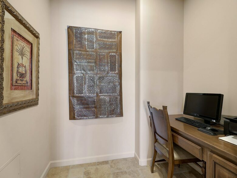 Home exchange in Scottsdale AZ, small computer desk in kitchen