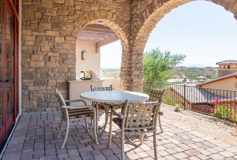 Home exchange in Scottsdale AZ, outdoor terrace with dining table