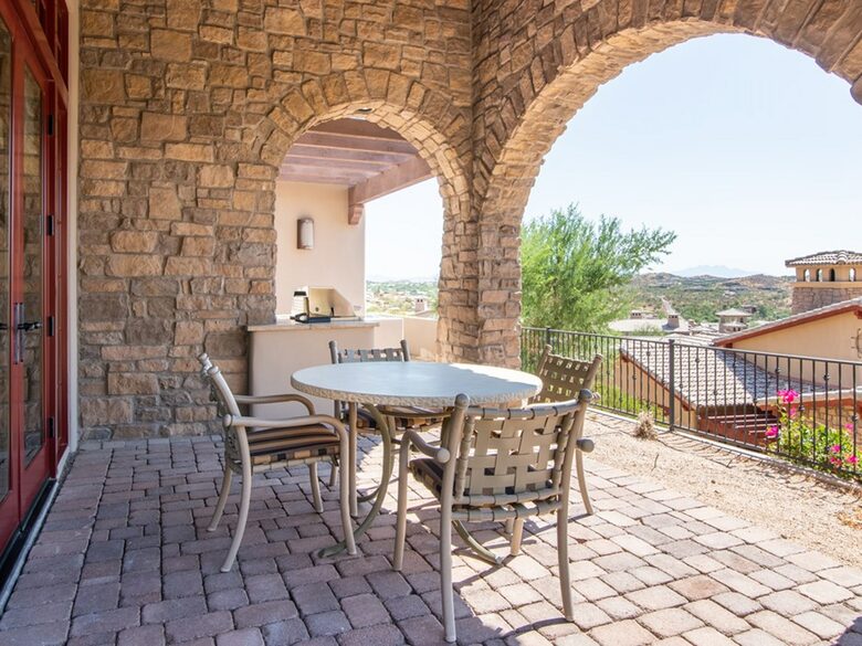 Home exchange in Scottsdale AZ, outdoor terrace with dining table