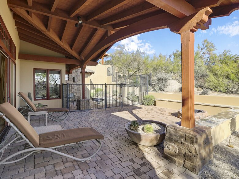 Home exchange in Scottsdale AZ, outdoor patio with lounge seating