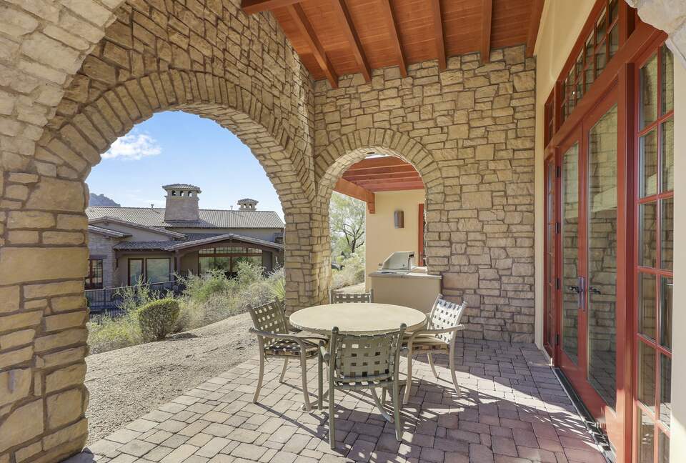 Home exchange in Scottsdale AZ, outdoor terrace dining table for 4