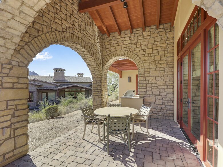 Home exchange in Scottsdale AZ, outdoor terrace dining table for 4