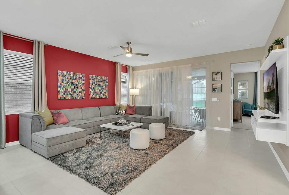 Home exchange in Kissimmee FL, living room with red accent wall