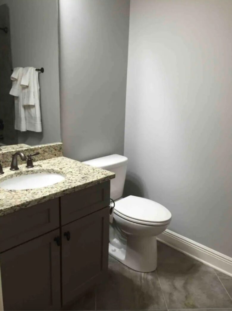 Home exchange in Auburn AL, guest bathroom with granite counters