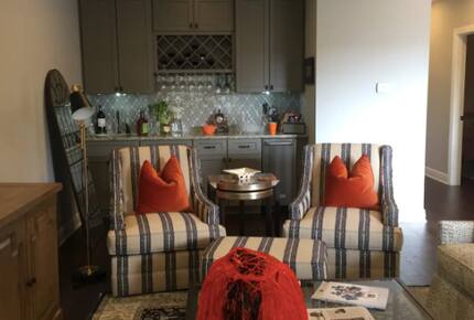 Home exchange in Auburn AL, living room with wet bar
