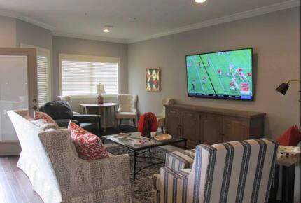 Home exchange in Auburn AL, living room with flatscreen TV and chairs