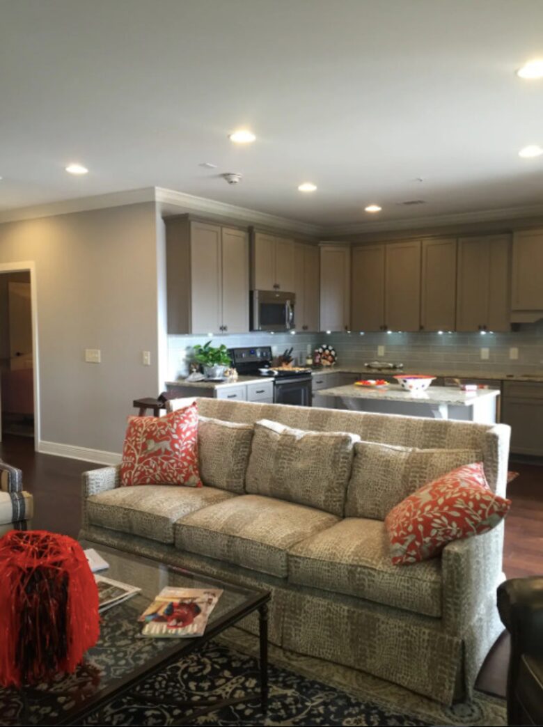 Home exchange in Auburn AL, living room with comfortable sofa