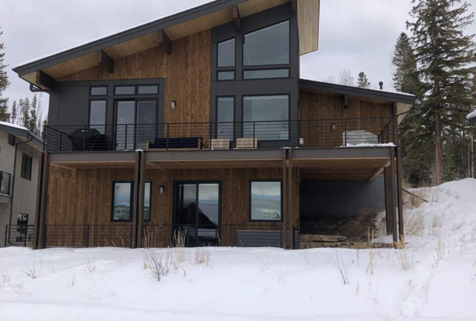 Home exchange in Fraser CO, exterior in the snow