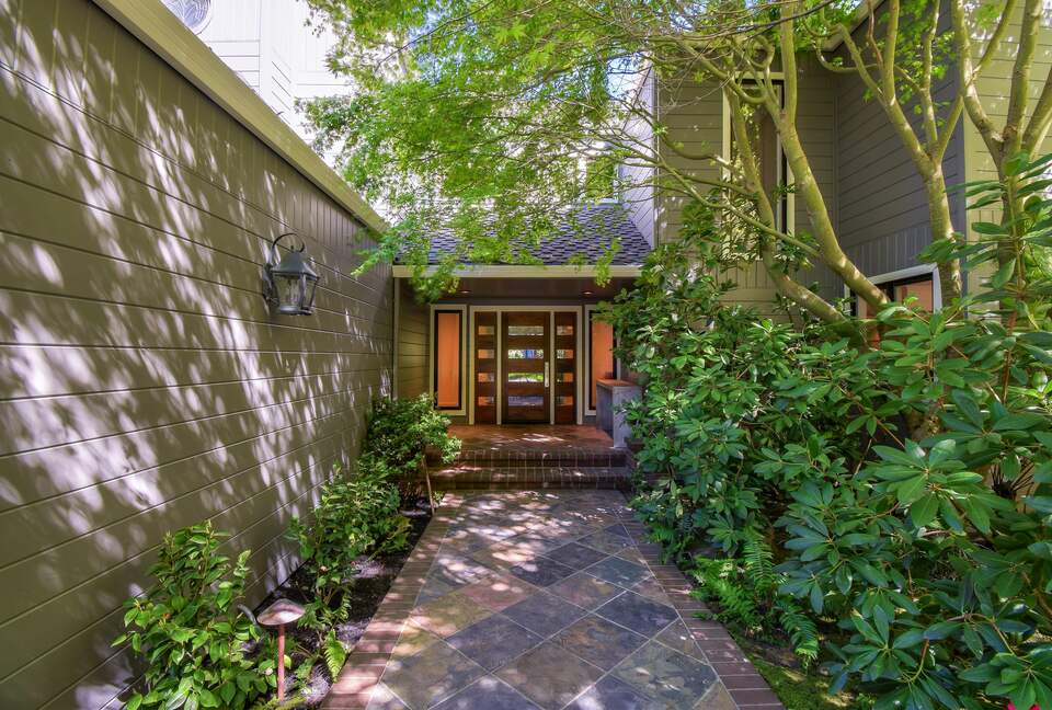 Home exchange in Mill Valley CA, pathway leading to front door