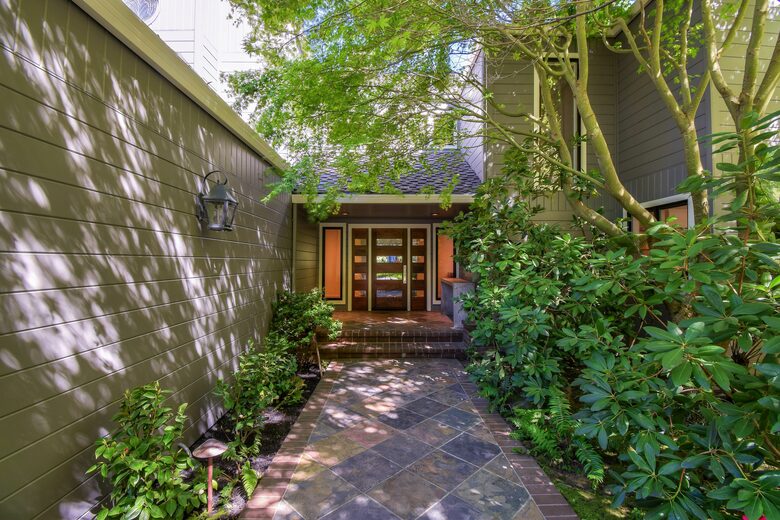 Home exchange in Mill Valley CA, pathway leading to front door
