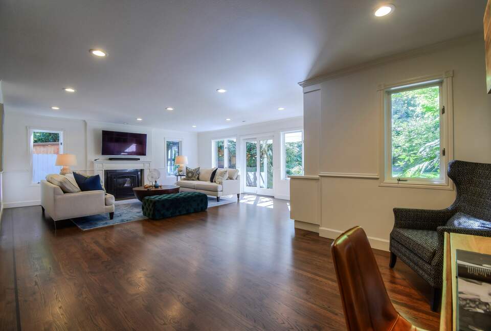 Home exchange in Mill Valley CA, spacious living room with windows