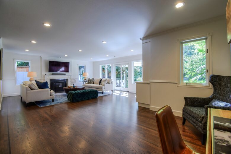 Home exchange in Mill Valley CA, spacious living room with windows
