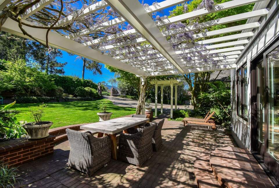 Home exchange in Mill Valley CA, pergola with comfortable seating