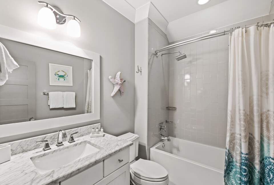 Home exchange in WaterSound FL, full bathroom with shower/tub combo