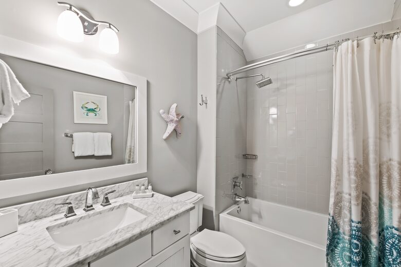 Home exchange in WaterSound FL, full bathroom with shower/tub combo