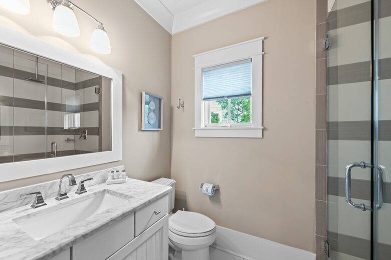 Home exchange in WaterSound FL, ensuite bathroom with marble vanity