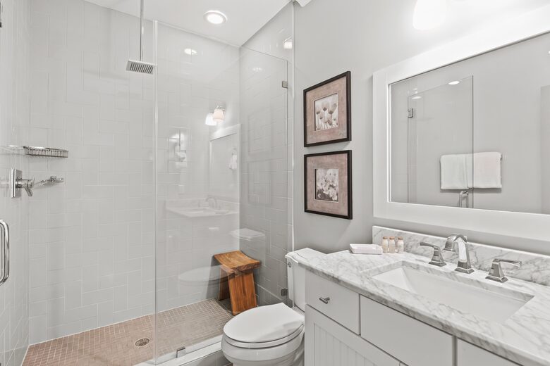 Home exchange in WaterSound FL, ensuite bathroom with glass shower