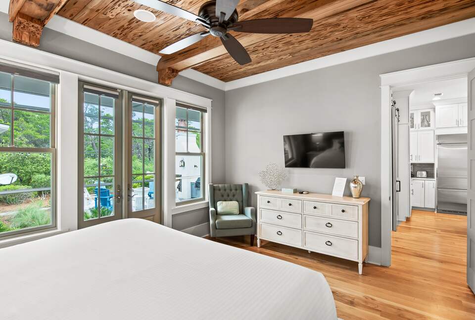 Home exchange in WaterSound FL, flatscreen TV & french doors in master