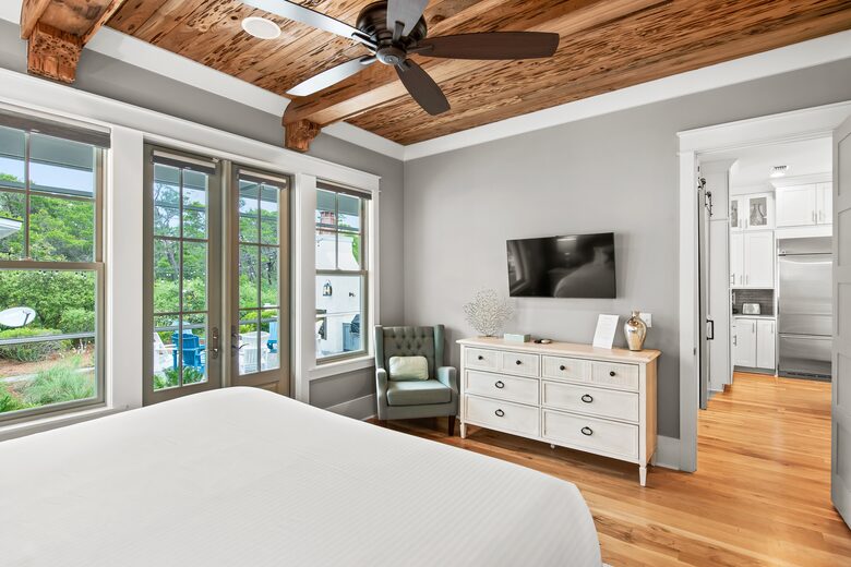 Home exchange in WaterSound FL, flatscreen TV & french doors in master