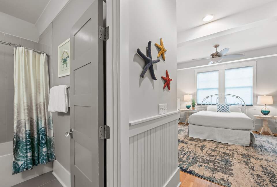 Home exchange in WaterSound FL, full bathroom to room with 3 queens