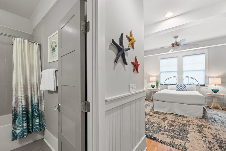 Home exchange in WaterSound FL, full bathroom to room with 3 queens