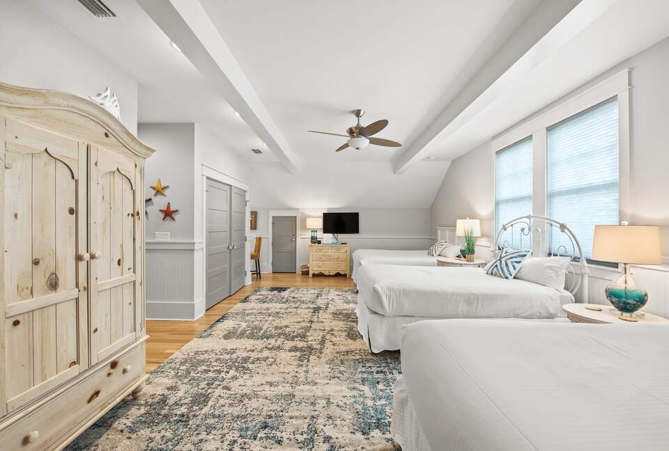 Home exchange in WaterSound FL, second floor bedroom with 3 queen beds