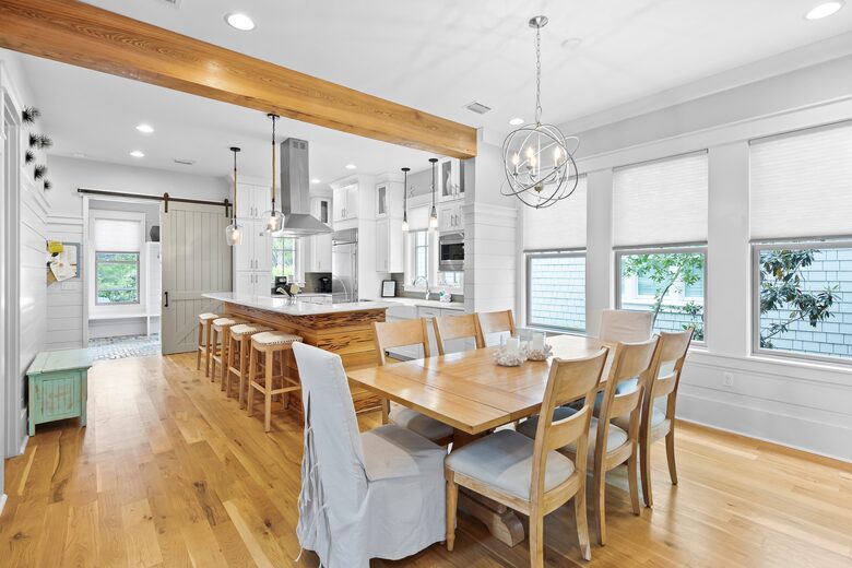 Home exchange in WaterSound FL, dining table that seats 8