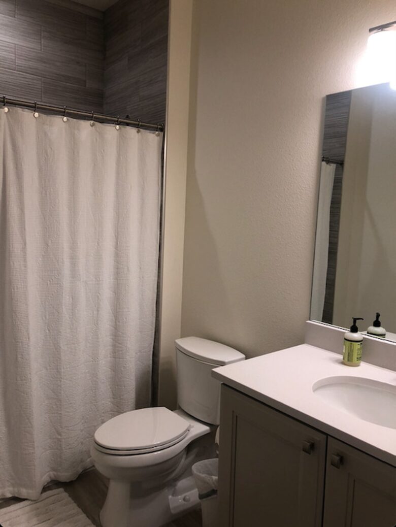 Home exchange in Fraser CO, full bathroom with shower/tub combo