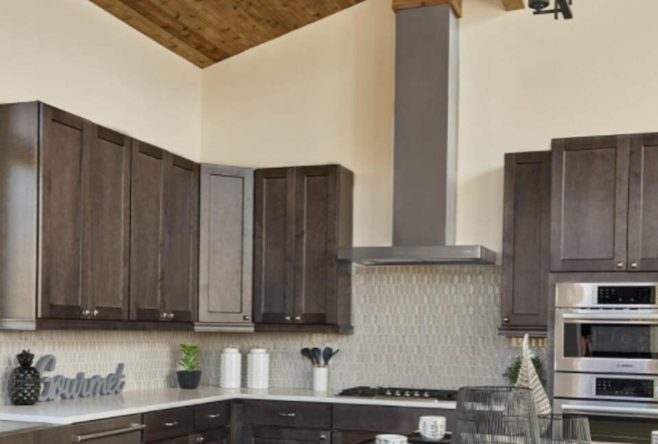 Home exchange in Fraser CO, kitchen with range hood & dark cabinets