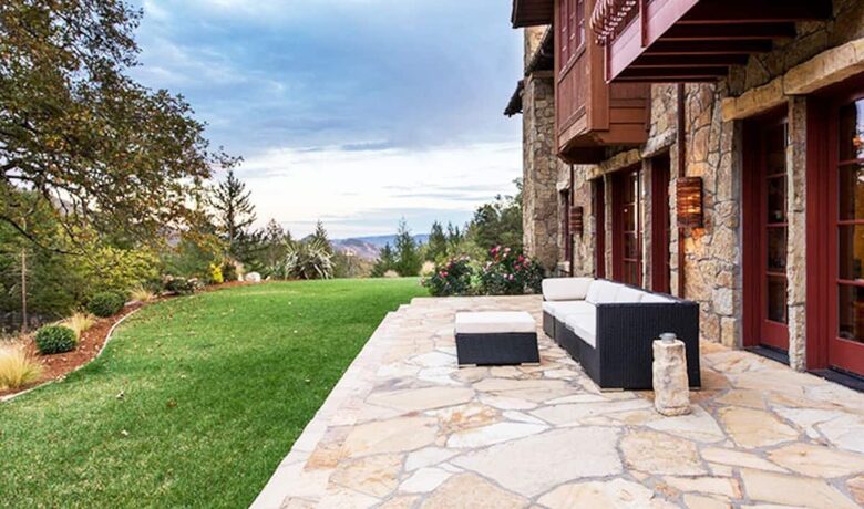 Home exchange in Calistoga CA, back patio with seating
