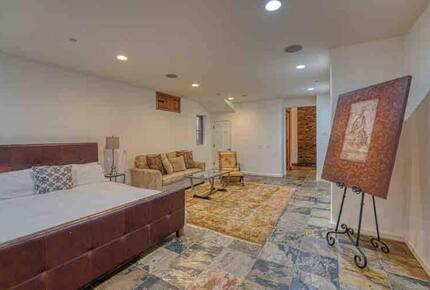 Home exchange in Calistoga CA, basement bedroom with king bed & couch