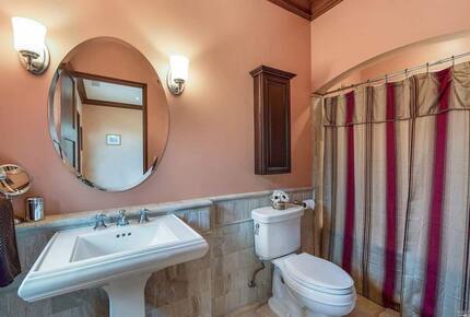 Home exchange in Calistoga CA, pool view guest room's full bathroom