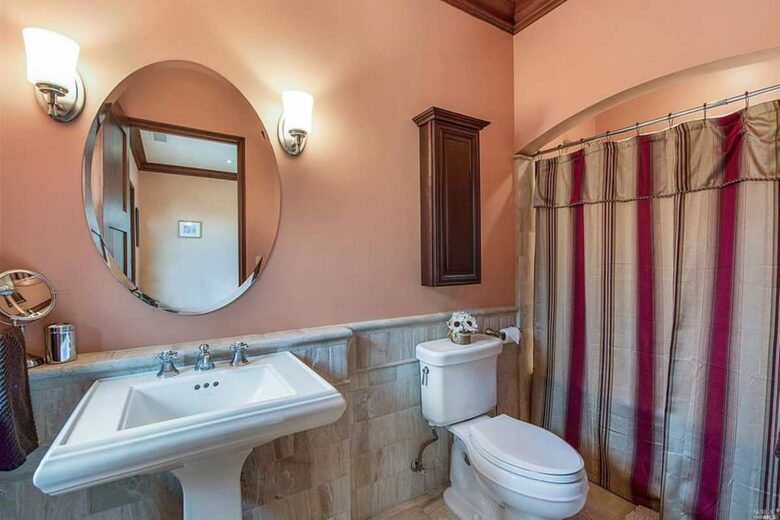 Home exchange in Calistoga CA, pool view guest room's full bathroom