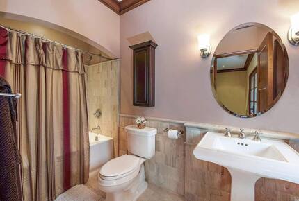 Home exchange in Calistoga CA, middle guest room's full bathroom