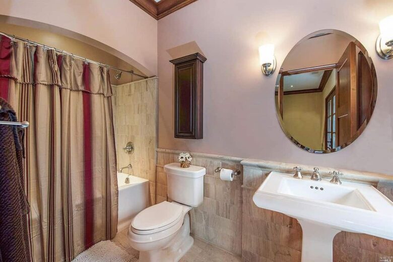 Home exchange in Calistoga CA, middle guest room's full bathroom