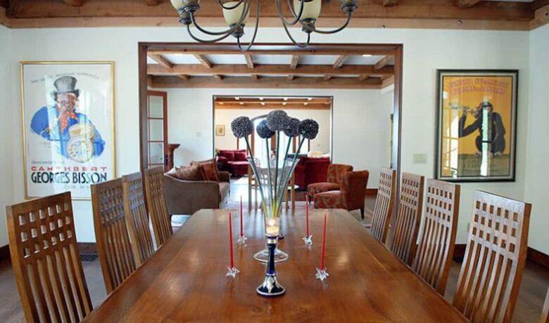 Home exchange in Calistoga CA, dining room table that seats 8