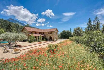 Home exchange in Calistoga CA with flowers and a bocce ball court